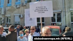 Еден од транспарентите на протестот