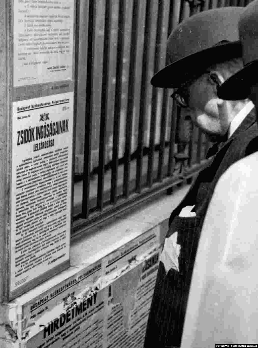 A magyarországi zsidóságot már a német katonai bevonulás előtt is több jogkorlátozó intézkedés sújtotta.&nbsp;Zár alá vették a vagyonukat, elkobozták a műhelyeiket, üzleteiket, teljesen eltávolították őket a közszolgálatból és egyes értelmiségi foglalkozásokból (orvos, ügyvéd, tanár, színész, újságíró). 1944. április elejétől a zsidóknak megkülönböztető jelzést, hatágú sárga csillagot kellett viselniük az otthonukon kívül