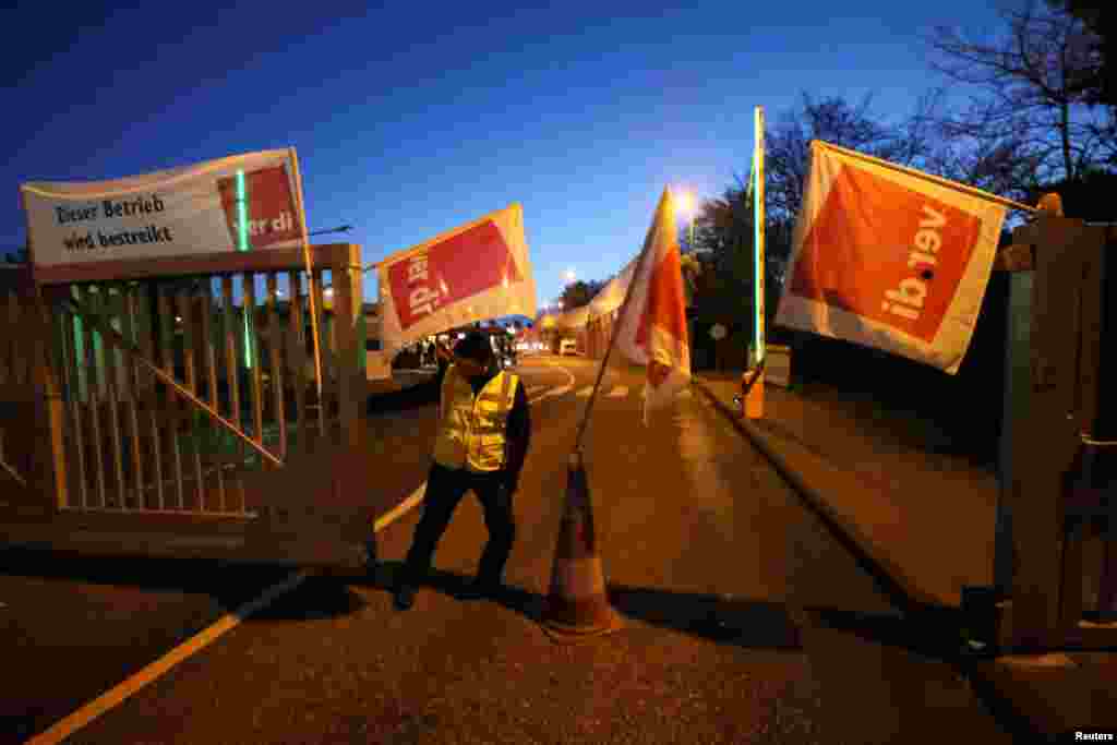 Čuvar zatvara vrata skladišta za autobuse u Bonnu. Jedna anketa pokazuje da 55 posto građana podržava štrajk.&nbsp;Najavljeno je da će on trajati tačno jedan dan, te da se od utorka (28. marta) sve vraća na staro.