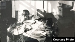 Éváék a fóti gyermekvárosban a hatvanas évek végén