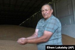 Fermierilor ucraineni nu le este ușor, pe fond de război, să-și cultive câmpurile. Multe zone agricole cheie se află în apropierea zonelor de conflict, multe câmpuri au fost minate de ruși și mâna de lucru a fost trimisă la război.