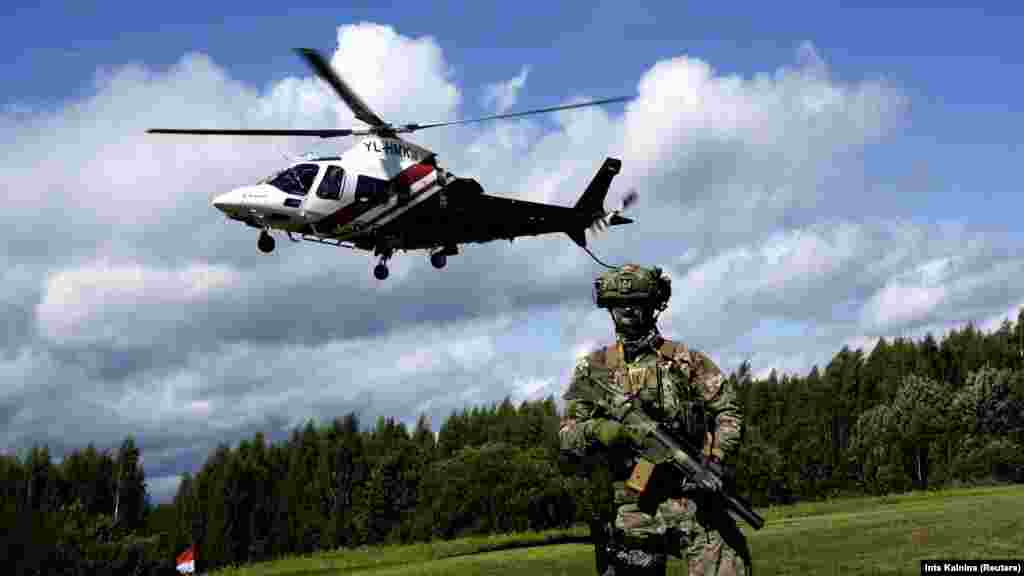 A lett határőrség helikoptere felszáll Lidumniekiben, hogy ellenőrizze a&nbsp;belarusz&ndash;lett határ melletti területet augusztus 8-án. Lettország, Lengyelország és a NATO keleti szárnyának más országai aggodalmuknak adtak hangot a Belaruszból érkező potenciális fenyegetés miatt, ahol jelenleg a Wagner-csoporthoz tartozó több ezer katona állomásozik