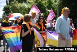 Participanți la Marșul Pride 2024