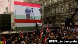 Tízezrek voltak kíváncsiak a NER-ből kivált Magyar Péter zászlóbontására március 15-én az Andrássy úton