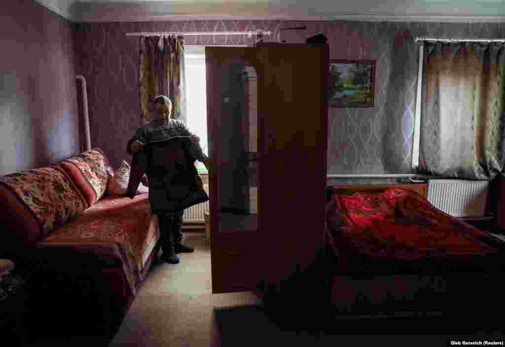 Druga osoba koja još uvek pokušava da shvati smisao njenog ubistva je njen partner, Anatolij Ščiruk, na slici ovde kako drži jedan od njenih džempera. &nbsp;