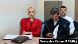 Депутат Марина Таубер с адвокатами Вадимом Банару и Сергеем Морару на одном из предварительных заседаний суда.