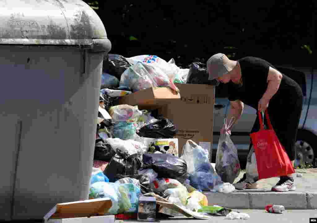 Граѓаните се приморани да го оставаат домашниот смет покрај контејнерите. Скопската градоначалничка на 10 јули на Фејсбук објави дека контејнерите се испразнети.