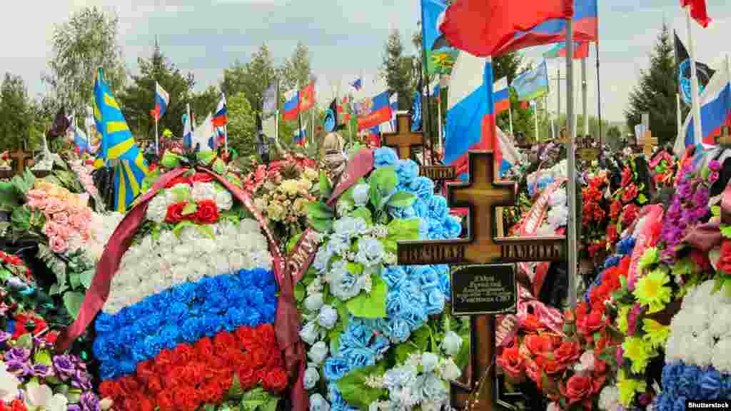 Az orosz katonai temetőkről készült fotók ritkák. Az újságírók kemény büntetést kockáztatnak, ha &bdquo;álhíreket&rdquo; terjesztenek az orosz hadseregről. Ezen a 2024. májusi képen az oroszországi Tambovi terület egyik temetője látható a Kreml által különleges katonai műveletnek nevezett ukrajnai háborúban meghalt orosz katonák fejfáival