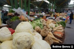 La Piața Dacia din Brașov, comercianții le oferă oamenilor ceea ce nu mai pot obține la casele de marcat: o scurtă conversație.