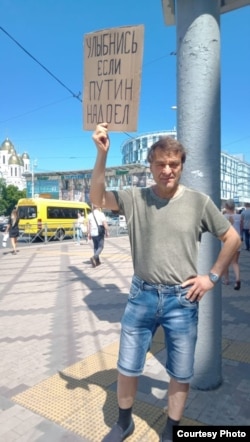 Игорь Барышников стоит в одиночном пикете