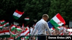 Magyar Péter 2024. május 5-én a debreceni kampánygyűlésen