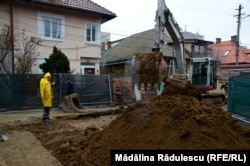 Șantier în aer liber din București.
