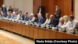 Premijer Srbije Miloš Vučević (u sredini) na potpisivanju Memoranduma o razumevanju u oblasti primene razvoja nuklearne energije sa 20 naučno-akademskih instituta i institucija, Beograd, 10. jula 2024. 