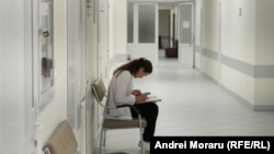 Un medic rezident, pe holul spitalului „Sf. Treime” din Chișinău. 