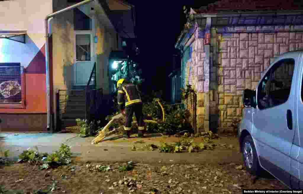 Sektor za vanredne situacije je 21. jula u večernjim satima intervenisao 96 puta. Vatrogasci-spasioci su evakuisali deset osoba u Novom Sadu i dve u Bačkoj Palanci.&nbsp; Na fotografiji: Pripadnici Sektora za vanredne situacije saniraju štetu.&nbsp;