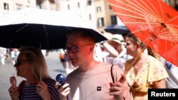'Ostrva vrućine' mogu gradove učiniti manje pogodnima za život i povećati rizik od zdravstvenih komplikacija povezanih s toplinom. foto: Turisti u Rimu juli 2023. 