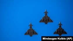 Borbeni avioni NATO lete iznad Trga nezavisnosti tokom proslave nezavisnosti Litvanije u Viljnusu, 11. marta 2022. Tokom samita NATO u julu u glavnom gradu Litvanije, borbeni avioni će biti deo jakih bezbednosnih mera.