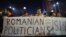 Banner pe care scrie „Politicienii români = ISIS”, la un protest organizat în 2015, după incendiul de la clubul Colectiv. Protestatarii au scandat sloganuri împotriva corupției și a clasei politice. Încrederea în partide scade constant în ultimele decenii.