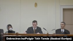 Rózsavölgyi Bálint (k), a Debreceni Törvényszék csoportvezető bírája egy tárgyaláson 2024. február 13-án, ahol pedagógusok az elmaradt illetménypótlékjaikért küzdenek