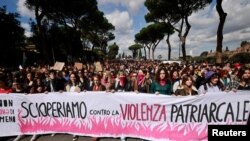 Демонстранти държат плакат с надпис "Стачкуваме срещу патриархалното насилие", докато участват в митинг по случай Международния ден на жената в Рим.