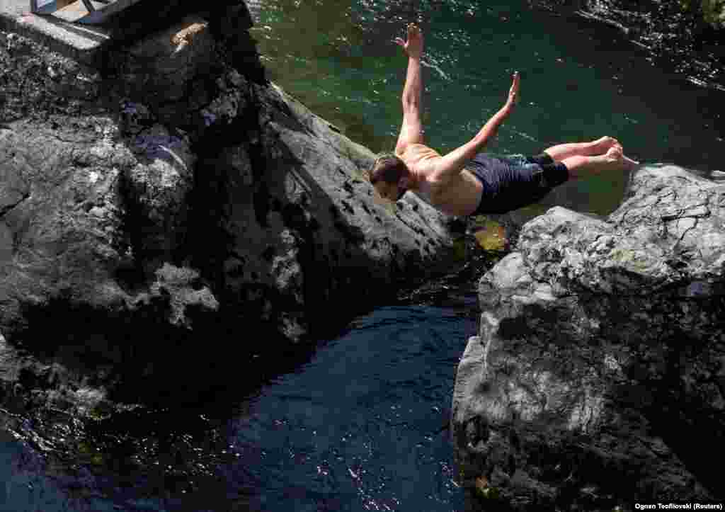 Во Скопје луѓето се ладат со скокање во водите на река Треска. Бидејќи ветровите од Северна Африка го туркаат топлиот и сув фронт низ Балканот, во наредните денови се очекуваат температури до 40 степени Целзиусови низ целиот регион. &nbsp;