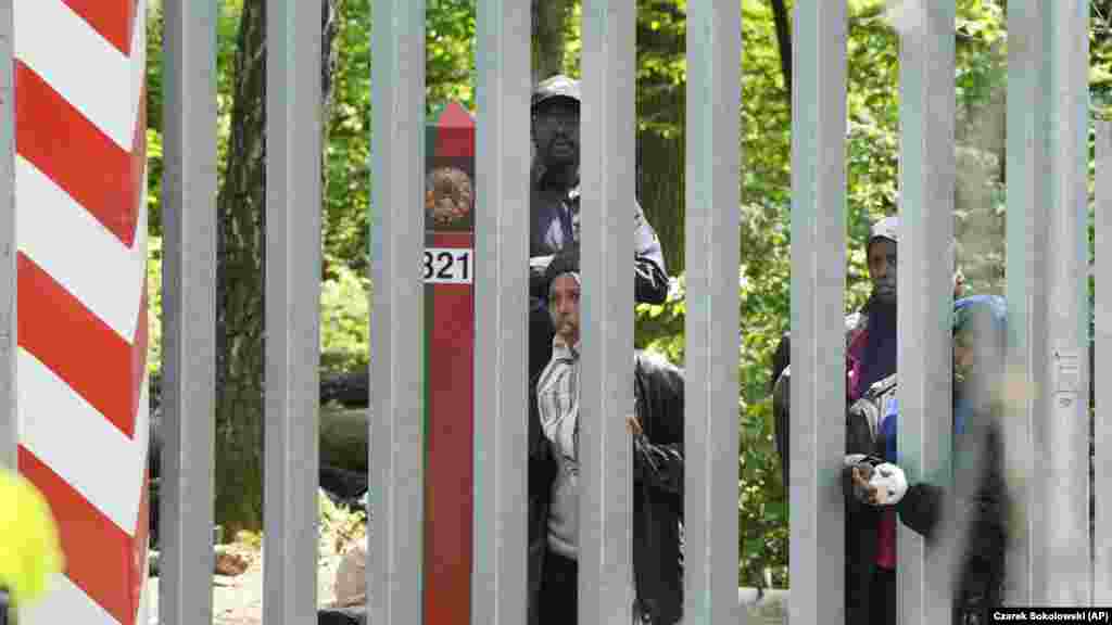 Tuskova posjeta granici uslijedila je nakon ozbiljnog napada nožem na vojnika u blizini sela Dubicze Cerkiewne, kada je migrant između metalnih šipki ograde visoke više od 5 metara ubo jednog vojnika u rebra. Snage sigurnosti nisu uspjele zadržati napadača jer se nalazio na bjeloruskoj strani barijere, rekli su zvaničnici.