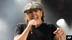 Брайън Джонсън по време на концерт ба AC/DC в Масачузетс. 2015 г.