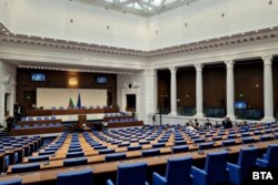 Полупразната пленарна зала в неделя.