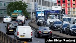Londra percepe o taxă de 15 lire pe zi pentru fiecare mașină care intră în centru, într-o încercare de a reduce aglomerația și poluarea. 