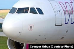 Deseori, observatorii de avioane se împrietenesc cu angajații din aviație, cum ar fi piloții sau însoțitorii de zbor.