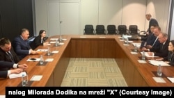 Dodik (levo) u razgovaru sa Patruševim (desno) u Sankt Peterburgu, 23. aprila 2024.