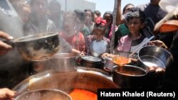 Palestinci se okupljaju da prime obrok dobrotvorne kuhinje, Kan Junis u južnom delu Gaze, 19. jun 2024.