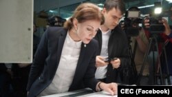 Șefa Comisiei Electorale Centrale examinează buletinele de vot pentru alegerile locale din 5 noiembrie.