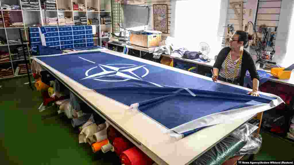 Krojačica Tove Lycke u radionici u blizini Stockholma kroji švedsku zastavu, 7. marta. Švedska se formalno pridružila NATO-u 7. marta, dvije godine nakon što je podnijela zahtjev za pridruživanje Alijansi nakon ruske invazije na Ukrajinu u februaru 2022. godine.