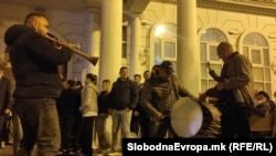 Атмосфера пред штабот на ВМРО-ДПМНЕ, Скопје, претседателски избори, 24.4.2024 година 