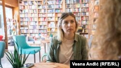 Jevgenija Grinenko, ruska državljanka koja živi u Srbiji, u razgovoru sa novinarkom Radija Slobodna Evropa. Nešto više od godinu dana nakon dolaska u Beograd, Grinenko tečno priča srpski.