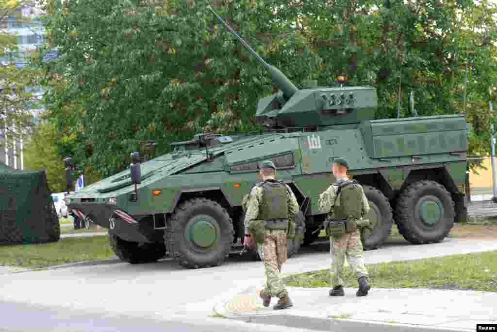 Vojnici litvanske vojske patroliraju u blizini mjesta održavanja samita NATO-a u Vilniusu, Litvanija, 10. jula 2023.&nbsp;