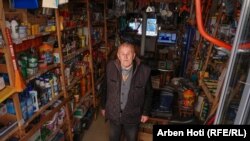 Texhbid Behluli, pronar i një shitoreje në fshatin Borje të Shqipërisë.