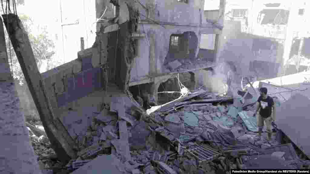 Ljudi rade na uklanjanju ruševina dok traže žrtve nakon eksplozije u gradu Gaza, 18. oktobra 2023.