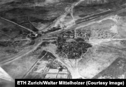 Perzsa falu Mittelholzer fényképén