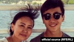 Азизкан Айткулов с мамой Миргуль Айткуловой.