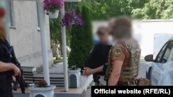 Fotografie publicată de Poliția de Frontieră moldoveană pe 8 iulie 2024, înfățișând arestarea a doi cetățeni georgieni pe Aeroportul Internațional Chișinău.