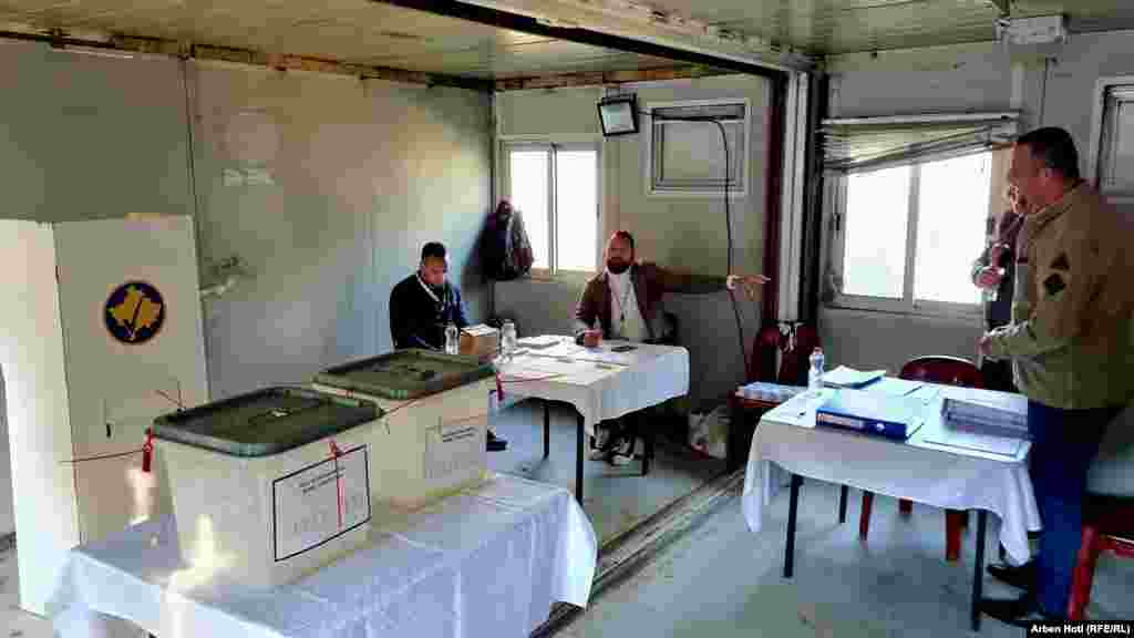  Improvizovani glasački centar u Zvečanu. &nbsp; 