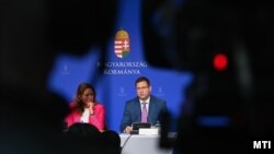 Gulyás Gergely Miniszterelnökséget vezető miniszter és Vitályos Eszter kormányszóvivő a Kormányinfón 2024. április 25-én