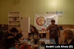 Volonteri nude tople napitke, obroke i sklonište i savjetuju izbjeglice koje dolaze u Ukrajinu.