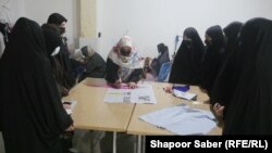 فریبا اسحاق زی در حال تدریس شیوه های خیاطی به شاگردانش 