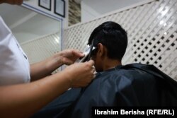 Abdullah, sin Abdulrahmana Safea, na šišanju pred Bajram.