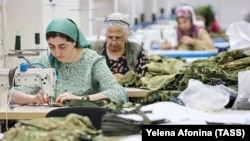 Femei într-o fabrică de confecții militare și uniforme din Groznîi. Salariile lor sunt peste medie - căci în Rusia nu este destulă forță de muncă.