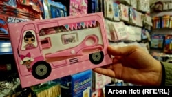 Lodra fals “L.O.L. Surprise".