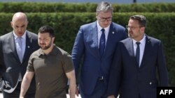 Predsednik Ukrajine Volodimir Zelenski (2. levo) i predsednik Srbije Aleksandar Vučić (2. levo), sreli su se i u junu u Moldaviji. Na fotografiji sa premijerom Luksemburga Gzavijem Betelom (desno) i predsednikom Švajcarske Alenom Bersetom.